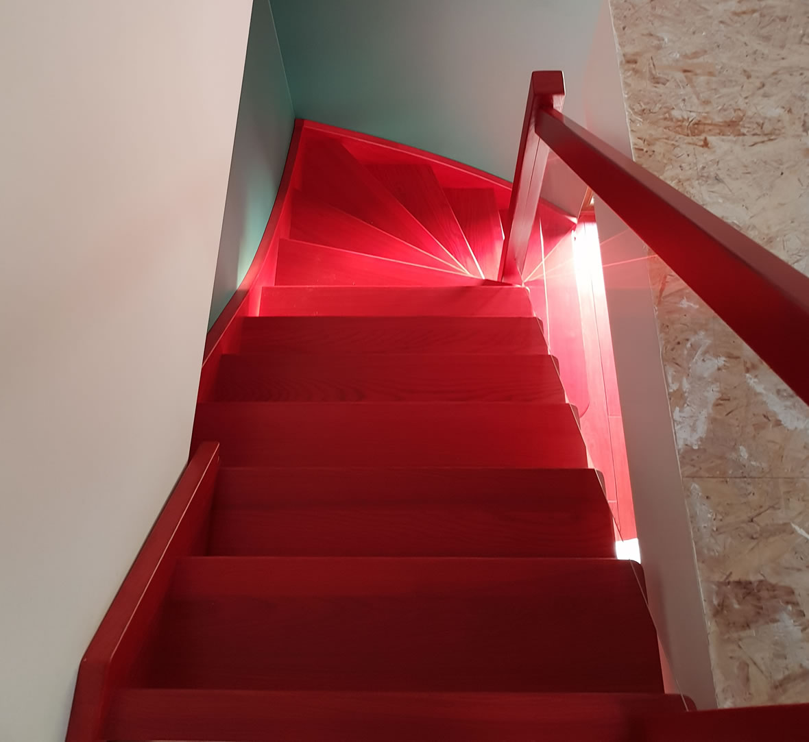 Czerwone schody - zwykłe, drewniane, ale całe czerwone